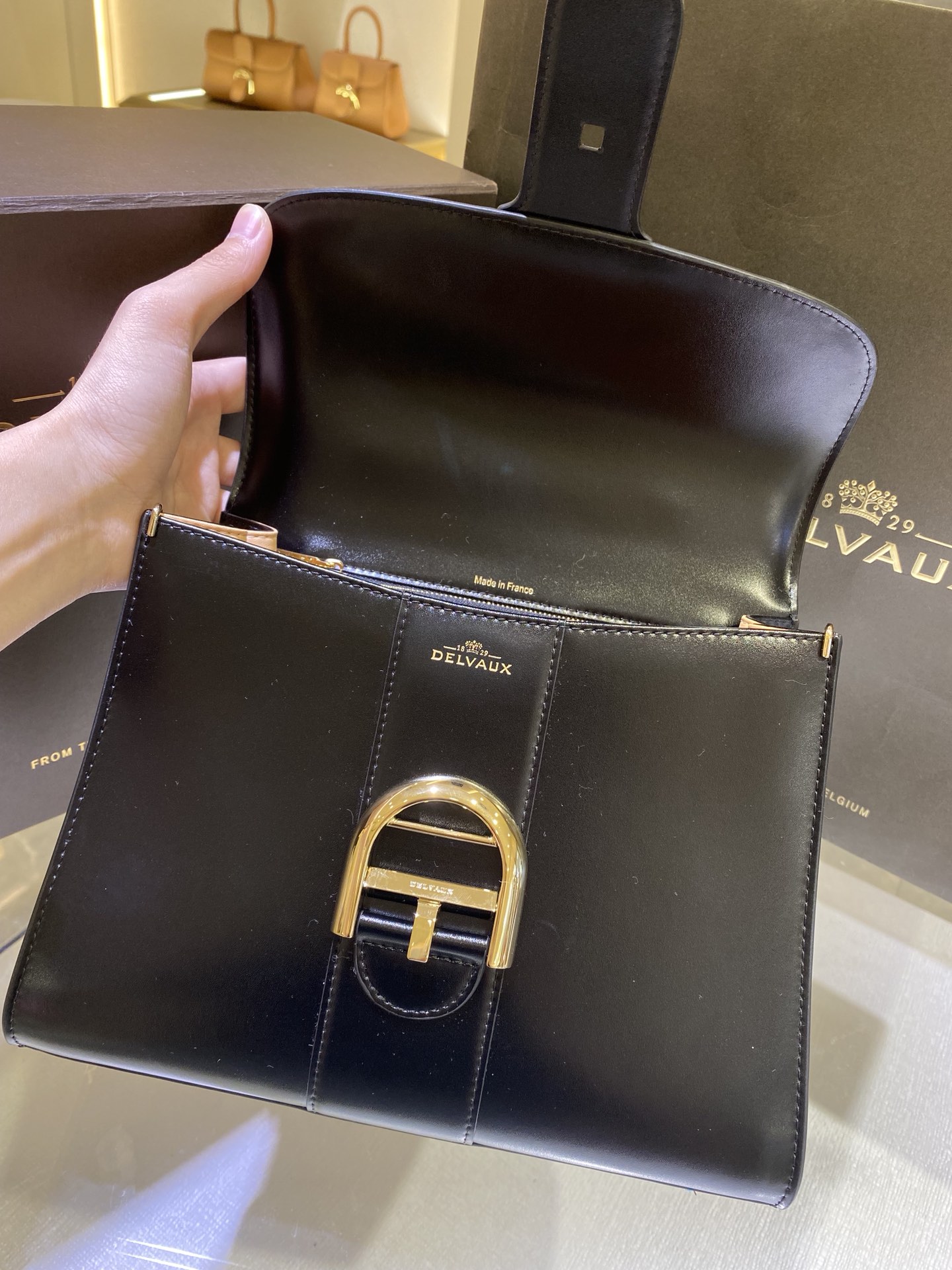 델보 브리앙 PM 박스백 유광 블랙